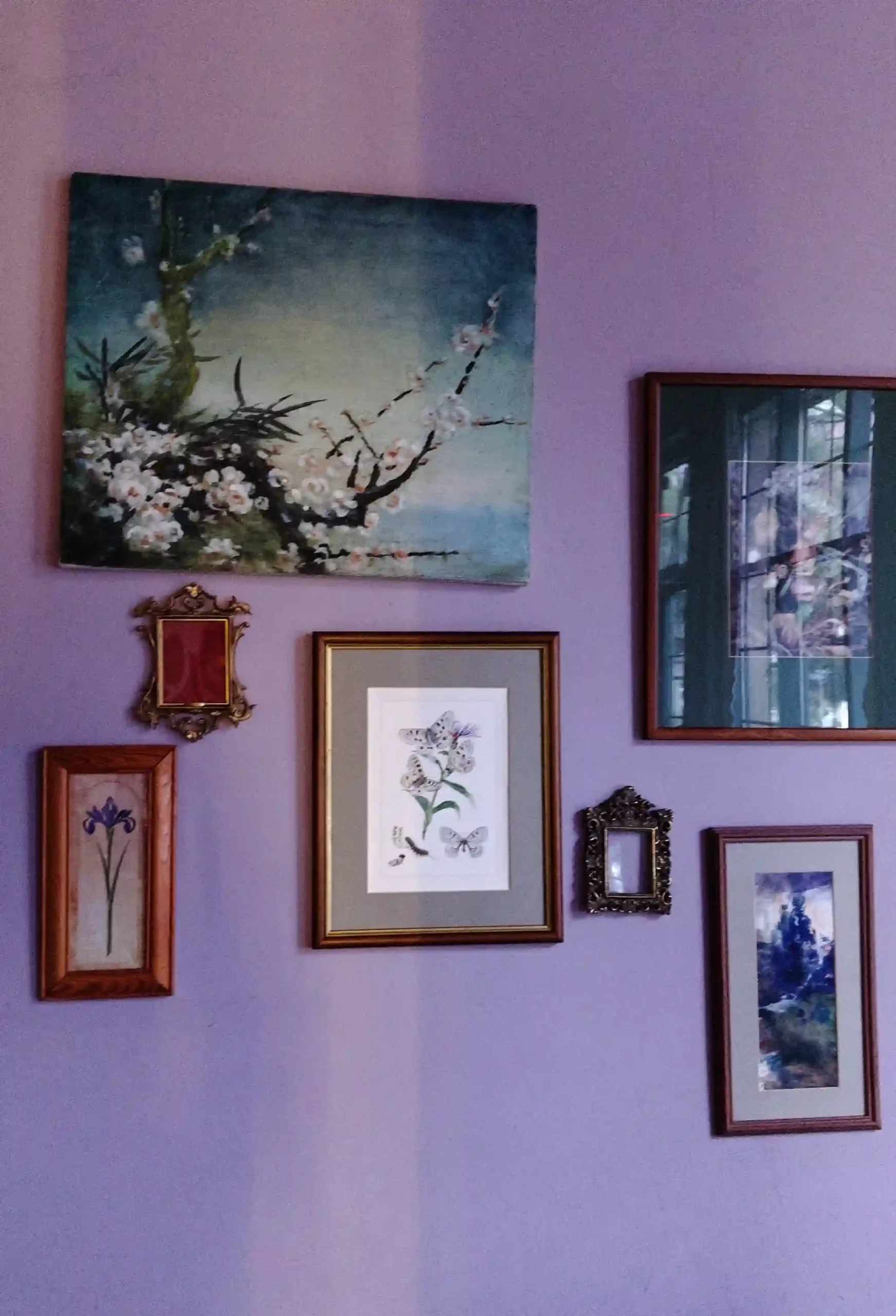 A lot of DIY art pictures on the wall.